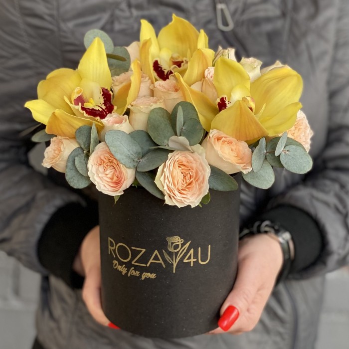 Желтые орхидеи с пионовидной розой в коробке