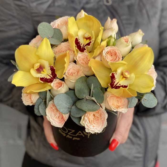 Желтые орхидеи с пионовидной розой в коробке