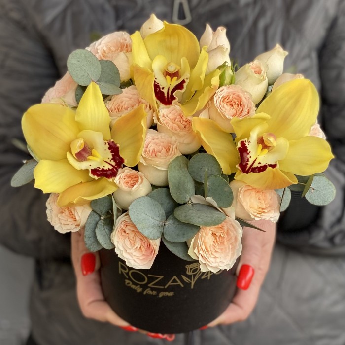Желтые орхидеи с пионовидной розой в коробке