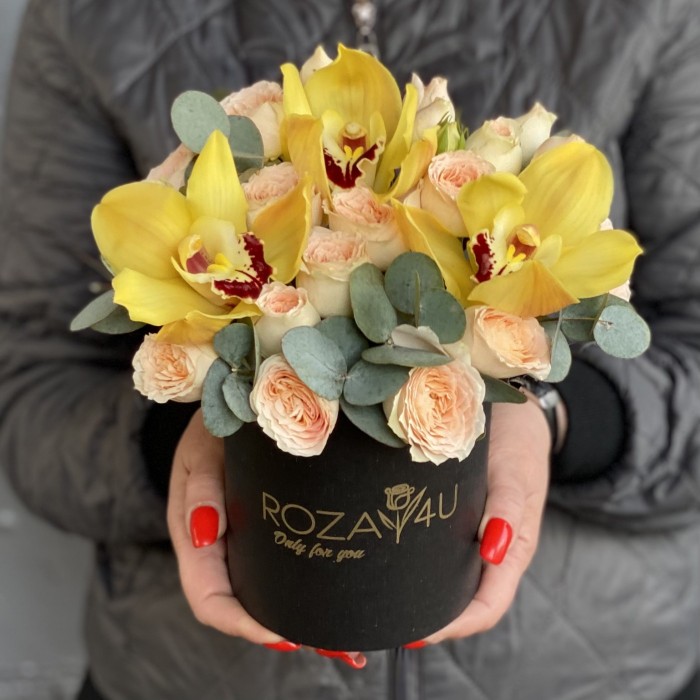 Желтые орхидеи с пионовидной розой в коробке