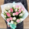 25 белых и розовых тюльпанов