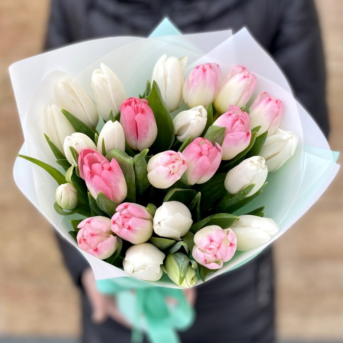 25 белых и розовых тюльпанов