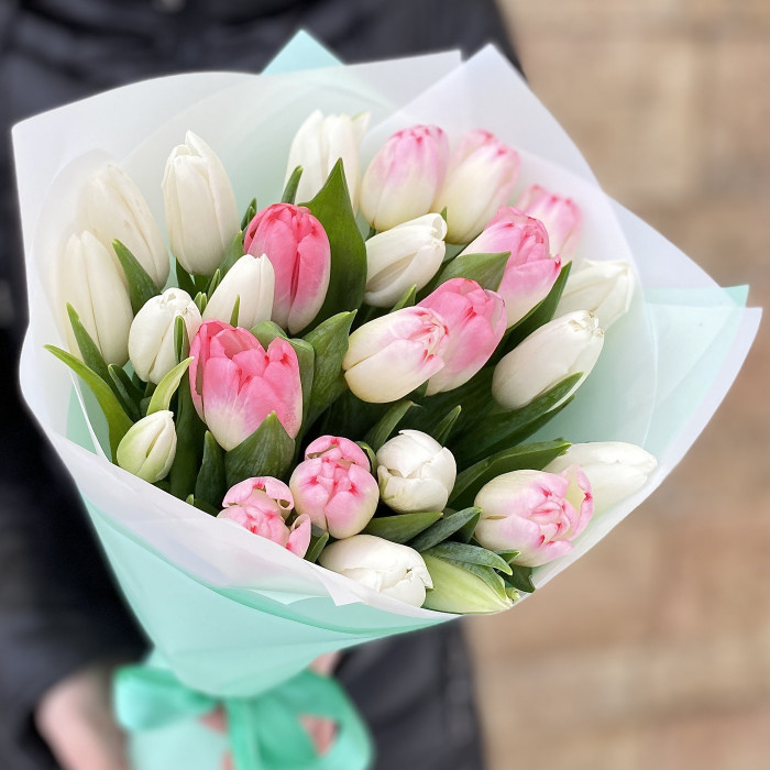 25 белых и розовых тюльпанов
