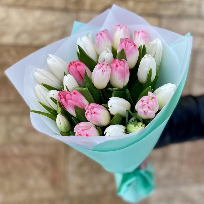 25 белых и розовых тюльпанов