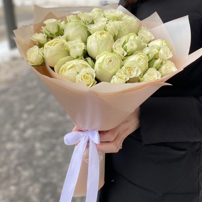 Белый букет пионовидных и кустовых роз