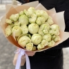 Белый букет пионовидных и кустовых роз