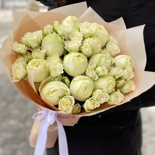 Белый букет пионовидных и кустовых роз