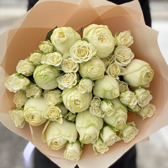 Белый букет пионовидных и кустовых роз