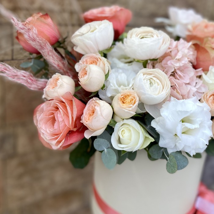 Композиция в коробке Персиковый аромат