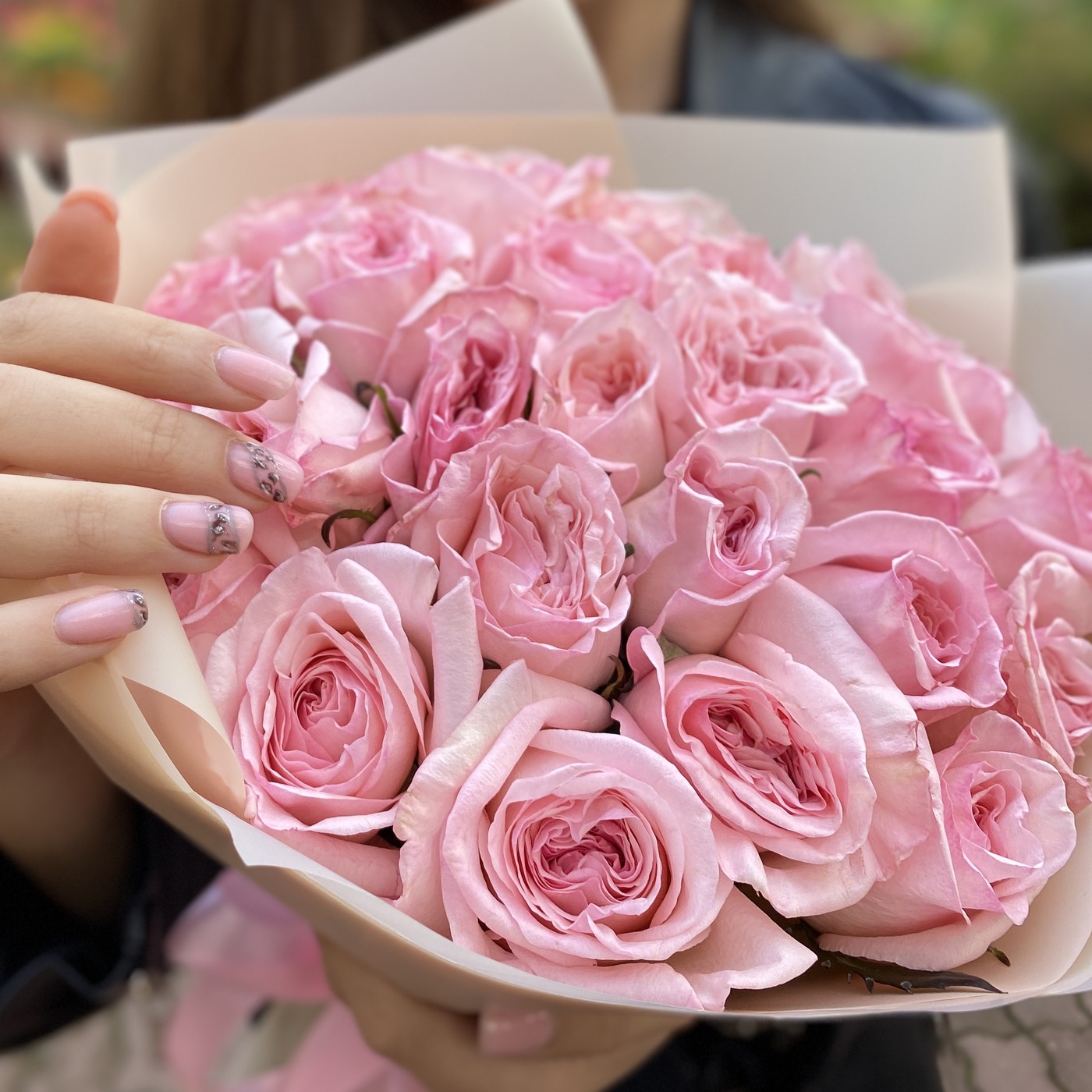 Пионовидные розовые розы для любимой недорого
