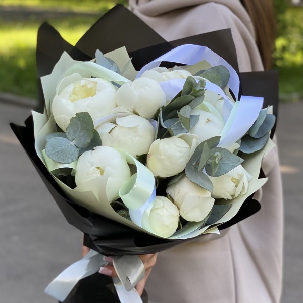 11 белых пионов Дюшес с эвкалиптом