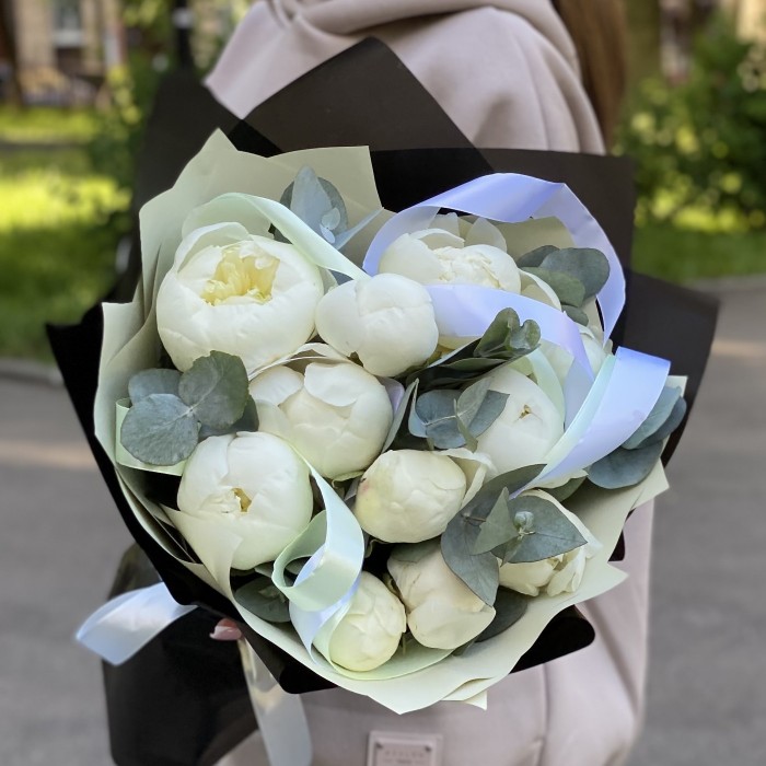 11 белых пионов Дюшес с эвкалиптом