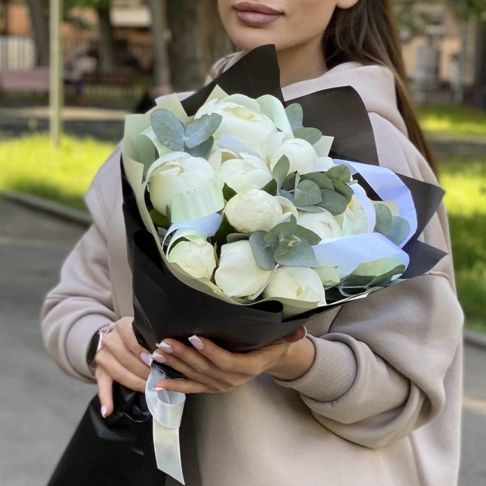 11 белых пионов Дюшес с эвкалиптом