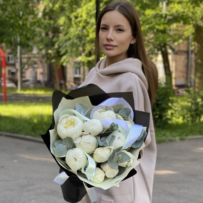 11 белых пионов Дюшес с эвкалиптом