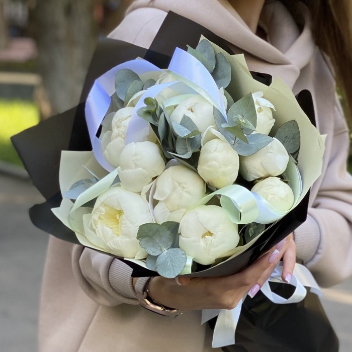 11 белых пионов Дюшес с эвкалиптом