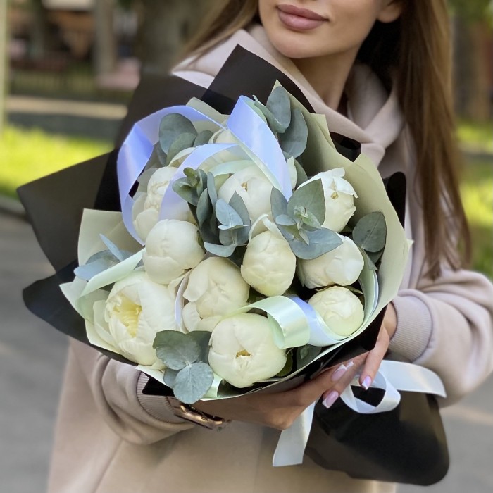 11 белых пионов Дюшес с эвкалиптом