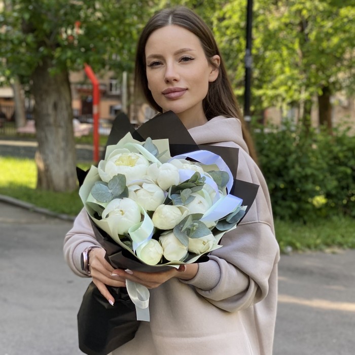 11 белых пионов Дюшес с эвкалиптом