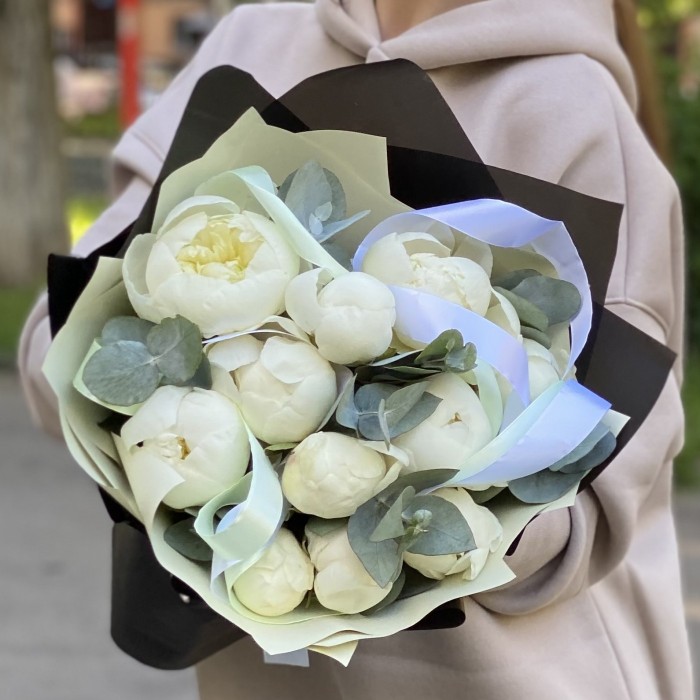 11 белых пионов Дюшес с эвкалиптом