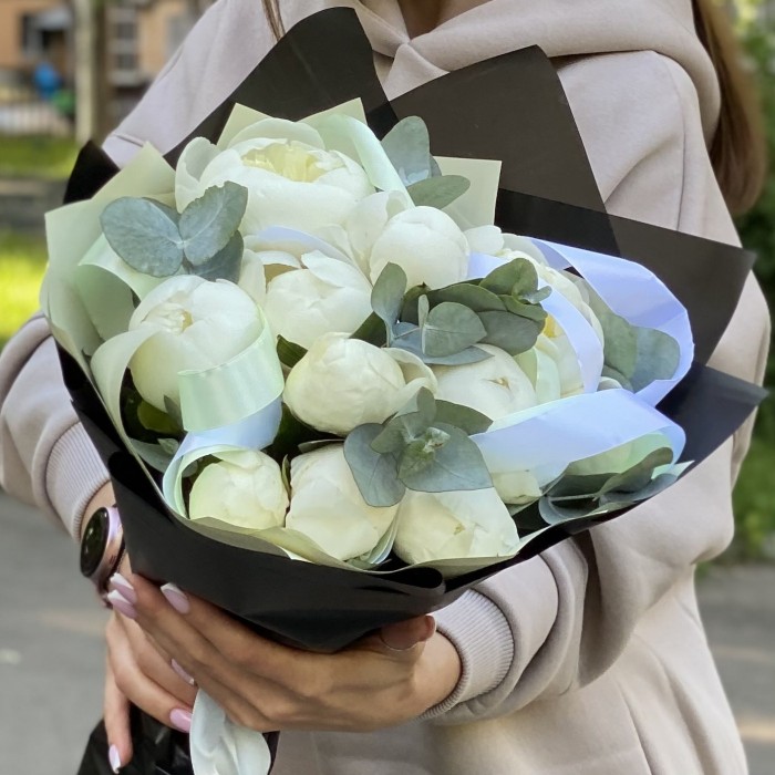 11 белых пионов Дюшес с эвкалиптом