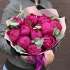 11 фиолетовых пионов с эвкалиптом