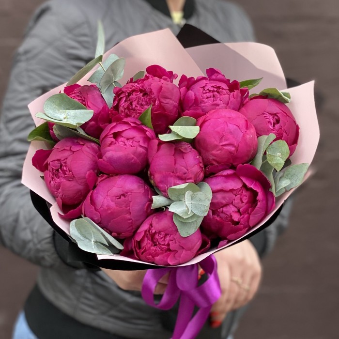 11 фиолетовых пионов с эвкалиптом