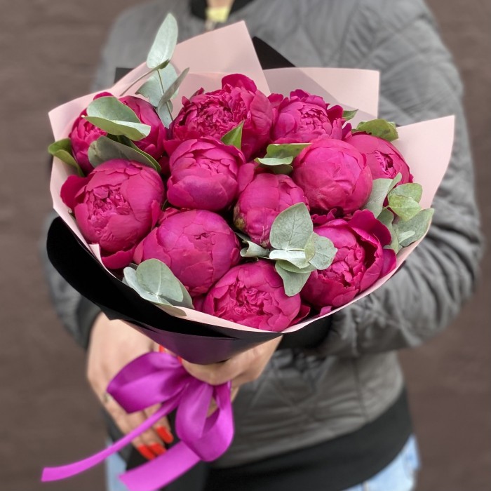 11 фиолетовых пионов с эвкалиптом