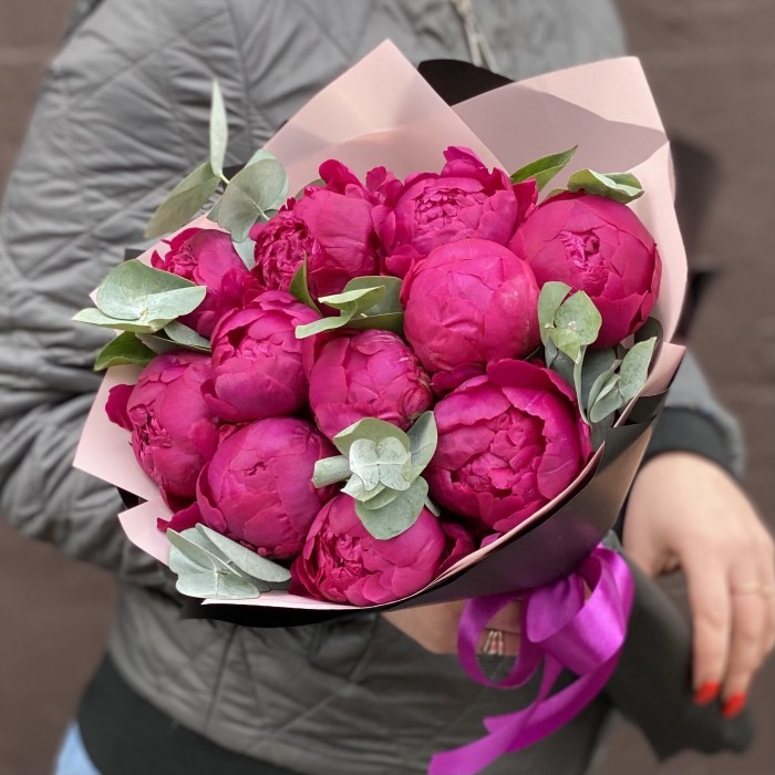 11 фиолетовых пионов с эвкалиптом