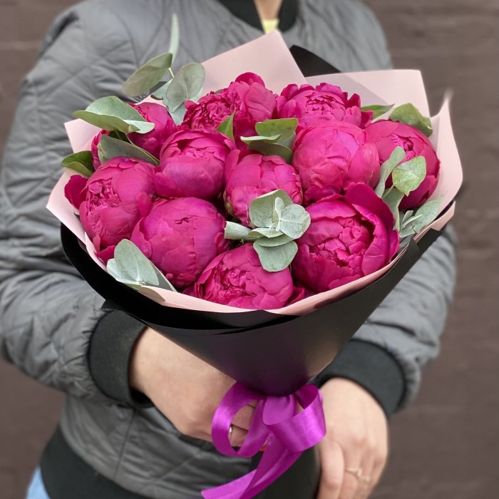 11 фиолетовых пионов с эвкалиптом
