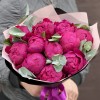 11 фиолетовых пионов с эвкалиптом