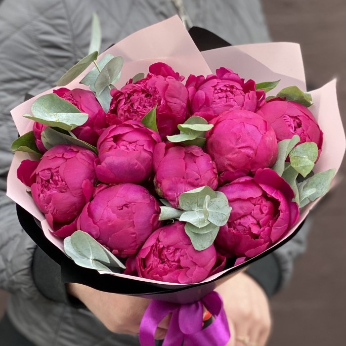 11 фиолетовых пионов с эвкалиптом