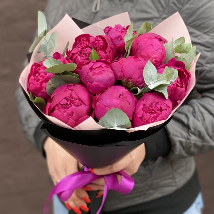 11 фиолетовых пионов с эвкалиптом