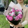 11 розовых пионов Флеминг с эвкалиптом