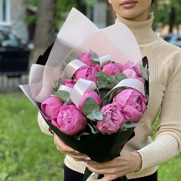 11 розовых пионов Флеминг с эвкалиптом