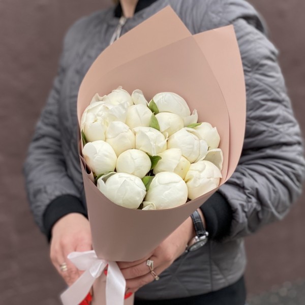 Букет из 15 белых пионов