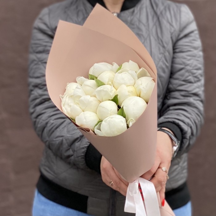 Букет из 15 белых пионов