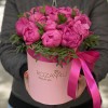 15 малиновых пионов в коробке