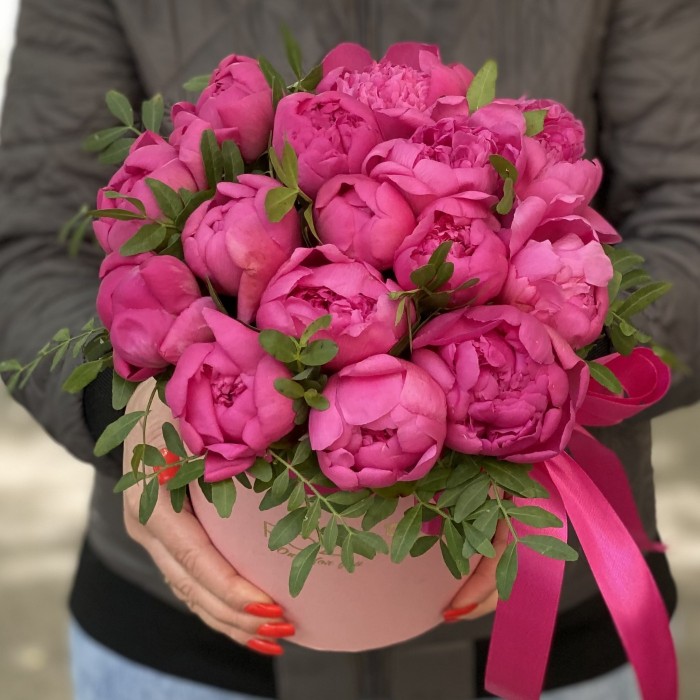 15 малиновых пионов в коробке