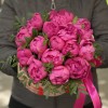 15 малиновых пионов в коробке