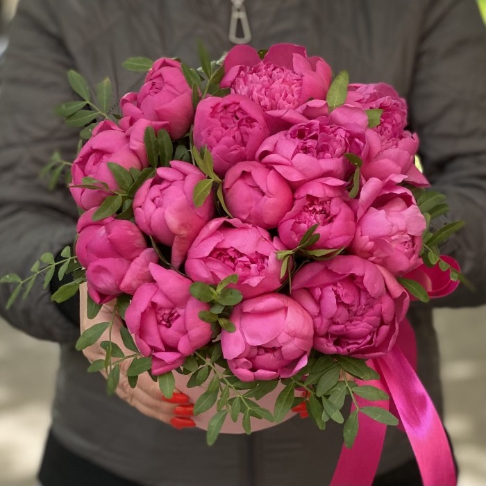 15 малиновых пионов в коробке