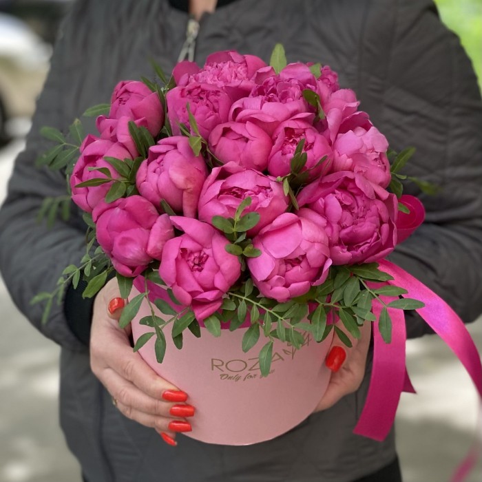 15 малиновых пионов в коробке