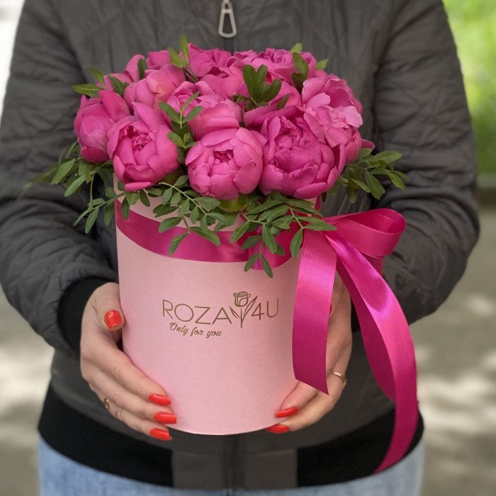 15 малиновых пионов в коробке