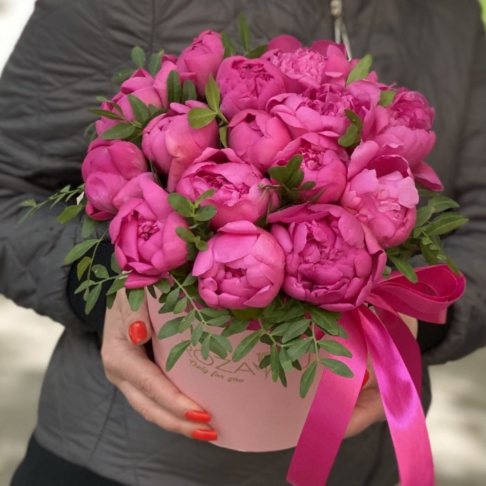 15 малиновых пионов в коробке