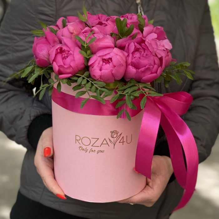 15 малиновых пионов в коробке