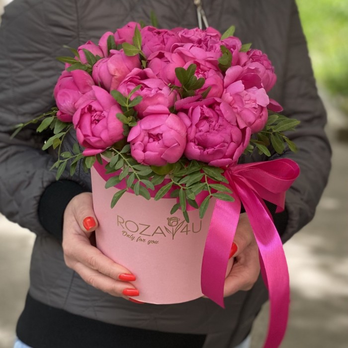 15 малиновых пионов в коробке