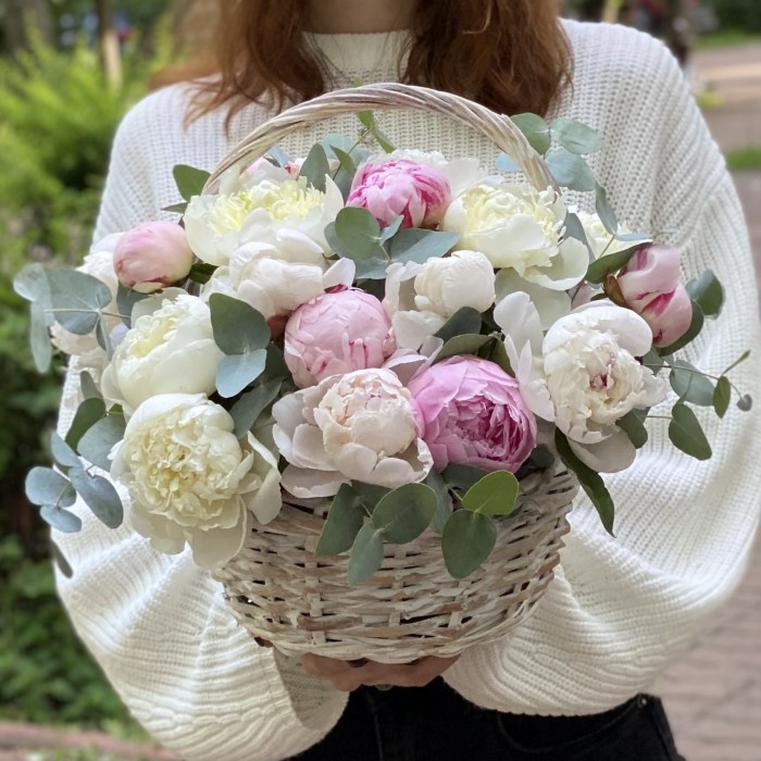 25 белых и розовых пионов в корзине