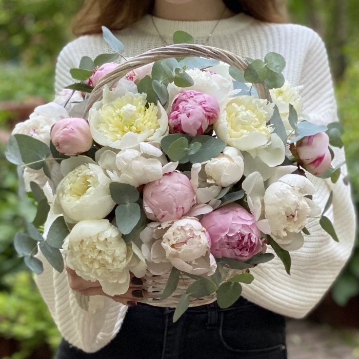 25 белых и розовых пионов в корзине