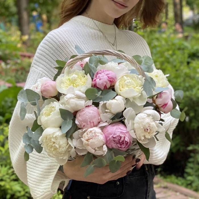 25 белых и розовых пионов в корзине