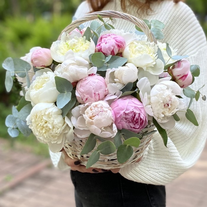 25 белых и розовых пионов в корзине
