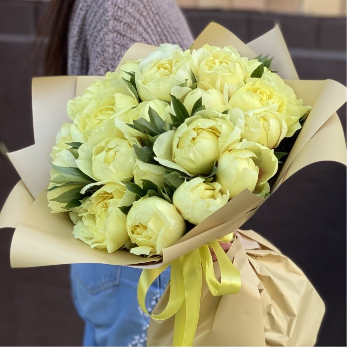 Букет из 25 лимонных пионов