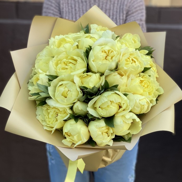 Букет из 25 лимонных пионов